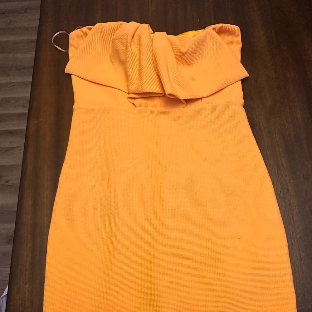 Boutique dress size small
Orange
Mini above knee form fitting